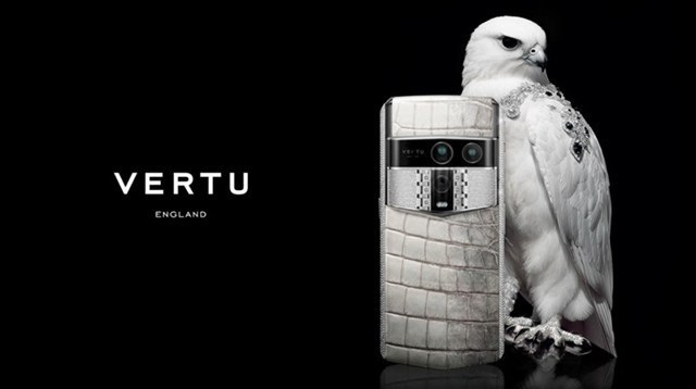 Легендарная Vertu представила смартфон Agent Q который можно купить только в одном магазине в мире Компания Vertu представила смартфон Agent Q на мероприятии в лондонском универмаге Harrods который символизирует возвращение к духовному дому Vertu вершине роскоши теперь сочетающейся с революционными инновациями Цена новинки пока неизвестна но купить её будет непросто поскольку продажа будет осуществляться только в одном месте Harrods самом известном универмаге Лондона Agent Q оснащён 6 02 дюймовым AMOLED дисплеем с разрешением 2340 1080 пикселей и частотой обновления 120 Гц Устройство базируется на чипсете Snapdragon 8 Elite версия Supreme с повышенной производительностью в сочетании с 16 Гбайт оперативной памяти и 512 Гбайт либо 1 Тбайт встроенной памяти Аккумулятор ёмкостью 5565 мА ч поддерживает быструю проводную зарядку мощностью 65 Вт