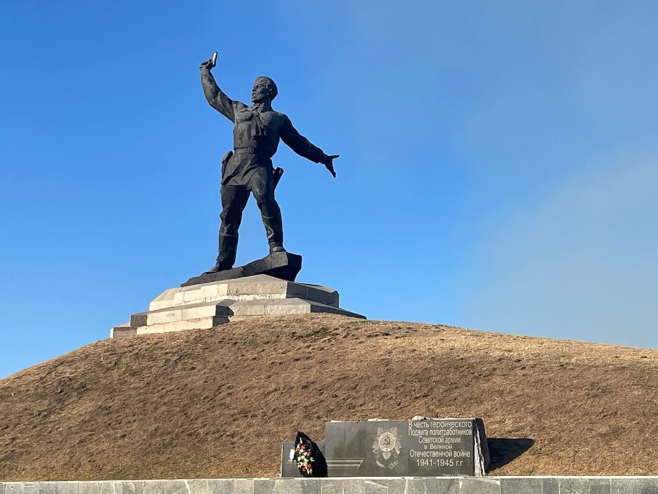 Более 940 памятников, посвященных событиям Великой Отечественной войны, будут благоустроены по всей территории ЛНР к 80-летию Победы  Об этом сообщила начальник отдела государственного учета, паспортизации и мониторинга состояния объектов культурного наследия Министерства культуры ЛНР Инна Корнейчук   «В преддверии 80-летия Победы над фашистской Германией в Луганской Народной Республике планируется благоустройство и приведение в порядок всех памятников, посвященных Великой Отечественной войне. В данный момент в реестре ЛНР насчитывается 942 объекта культурного наследия», — рассказала она.  Представитель ведомства отметила, что работы будут проводиться силами муниципалитетов при координации Министерства культуры ЛНР.   «К этой дате мы обязаны привести в порядок все памятники. Приказ Министерства культуры ЛНР позволяет в упрощенном порядке провести все необходимые работы на мемориалах и памятниках. По всем территориям Республики разосланы письма с рекомендациями относительно планируемых работ», — подчеркнула она.  По материалам ЛИЦ