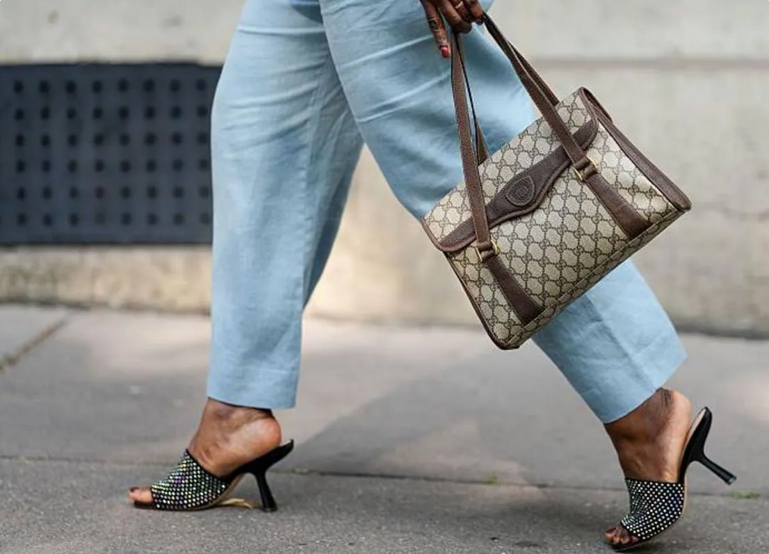 Хакеры ShinyHunters украли данные клиентов Gucci Balenciaga и других брендов Kering Конгломерат Kering владеющий люксовыми брендами Gucci Balenciaga Brioni и Alexander McQueen подтвердил факт масштабной утечки данных в результате несанкционированного доступа к их системам Salesforce Ответственность за инцидент взяла на себя известная хакерская группировка ShinyHunters заявив о краже данных свыше 56 миллионов записей клиентов Пострадали такие бренды как Gucci Balenciaga Brioni и Alexander McQueen 1 2 3 Компрометация базы данных Gucci около 43 5 миллионов записей произошла в 2024 году а данные Balenciaga Brioni и Alexander McQueen почти 13 миллионов записей вероятно были похищены 23 апреля 2025 года Утекшая информация включает имена адреса электронной почты даты рождения историю продаж и физические адреса однако по официальному заявлению Kering не затрагивает финансовые данные или национальные идентификаторы Kering отрицает ведение переговоров с хакерами что прямо противоречит опубликованным логам чата где представители Balenciaga обсуждали выкуп в размере 500 000 Примечательно что Kering опубликовали обновлённую Глобальную политику информационной безопасности 24 июля 2025 года то есть уже после взлома и в период активных переговоров что указывает на реактивный а не превентивный подход к кибербезопасности Эксперты опасаются что злоумышленники с высокой точностью смогут идентифицировать состоятельных клиентов для подготовки целевых фишинговых атак Russian OSINT