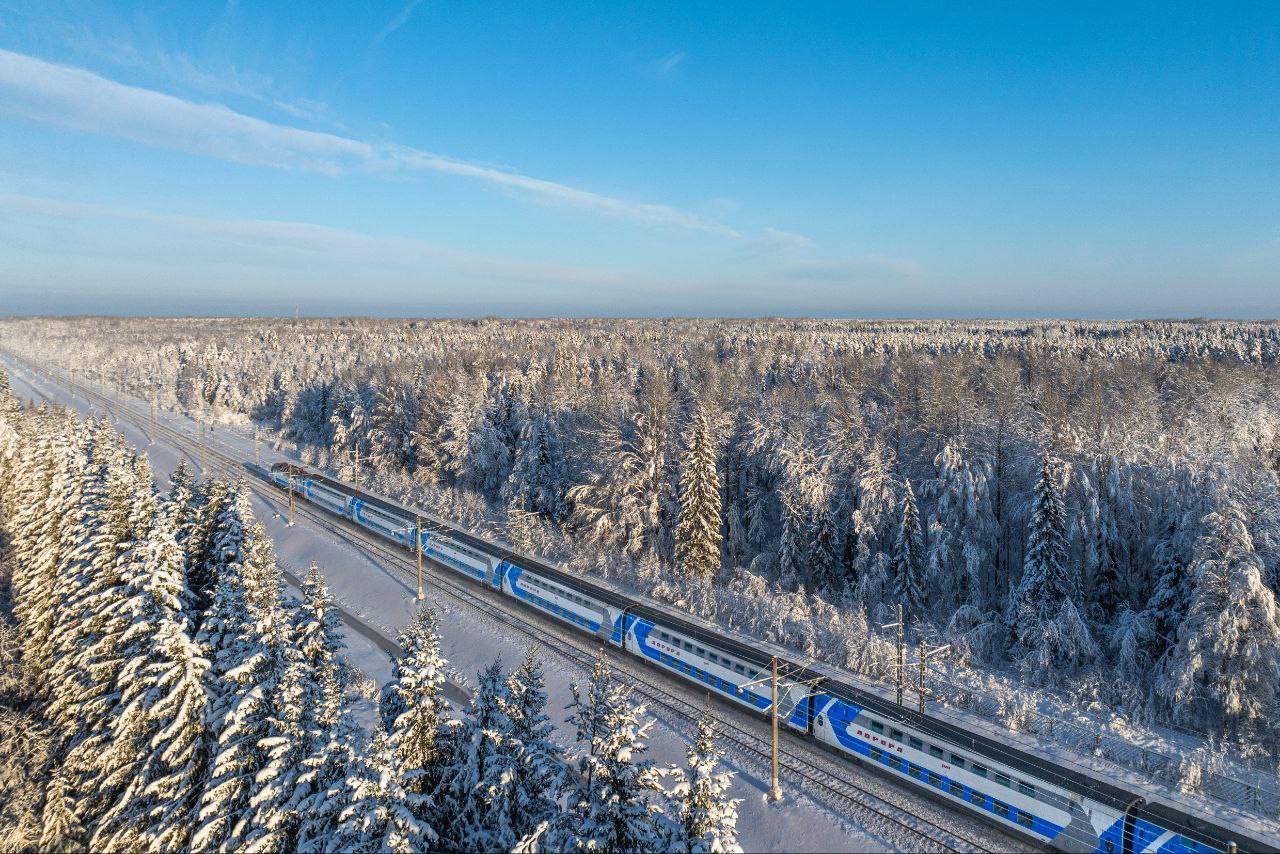 Путешествуем между Москвой и Санкт Петербургом выгодно В настоящее время приобрести билеты в некоторые поезда АО ФПК курсирующие между двумя столицами можно по специальным тарифам   739 740 741 742 743 744 745 746 749 750 Аврора от 1 2 тыс рублей   747 748 Невский экспресс от 960 рублей Акция действует до 29 апреля 2026 года и распространяется на вагоны с местами для сидения 2 класса скоростного поезда Невский экспресс В поездах Аврора приобрести билеты по специальному тарифу можно только на определенные места Количество мест ограничено Больше информации здесь