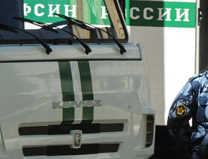 Сотрудники ФСИН займутся укреплением традиционных духовно нравственных ценностей Сотрудники ФСИН должны будут способствовать защите и укреплению традиционных российских духовно нравственных ценностей а также сохранению культуры и исторической памяти Эта обязанность появилась в проекте Кодекса этики и служебного поведения сотрудников ФСИН обнаружили Ведомости на портале проектов нормативно правовых актов В проекте Кодекса уточняется что сотрудники ФСИН должны например уважительно относиться к традиционным ценностям жизни достоинству правам и свободам человека проявлять патриотизм гражданственность служить Отечеству и разделять ответственность за его судьбу а также чтить историческую память и преемственность поколений единство народов России Также в их обязанности входит поддержание высоких нравственных идеалов укрепление семьи созидательный труд В проекте подчёркивается что сотрудники ФСИН обязаны проявлять гуманизм милосердие справедливость коллективизм взаимопомощь и взаимоуважение