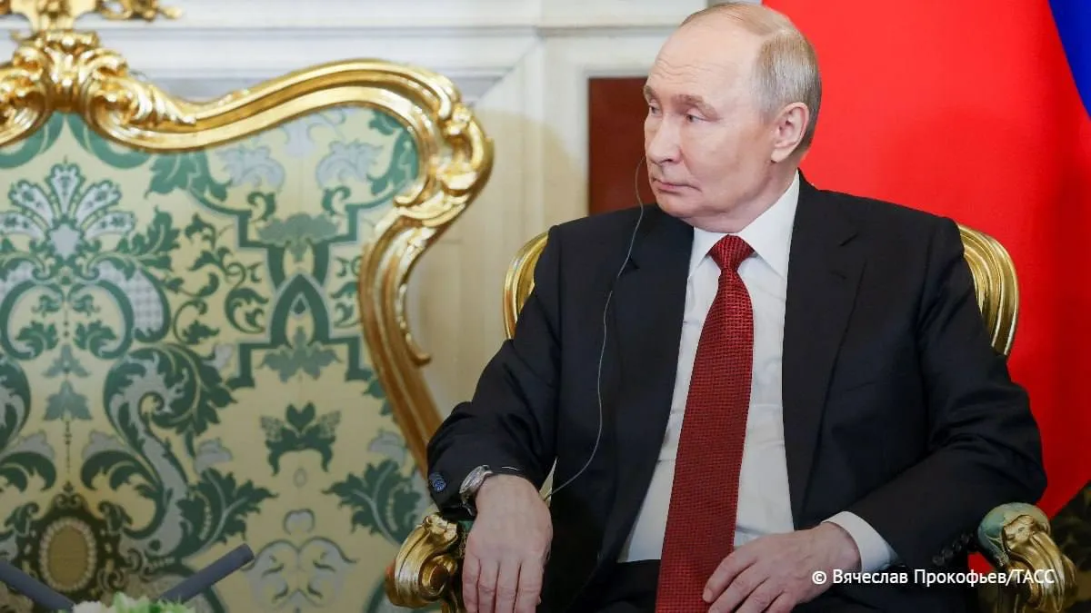 Владимир Путин поручил обновить образовательные стандарты с учетом внедрения ИИ Также президент России поручил правительству до 1 июня Утвердить Стратегию долгосрочного развития биоэкономики в стране до 2036 года Увеличить число бюджетных мест в вузах и колледжах по биоэкономическим специальностям Оценить эффективность кадрового обеспечения проектов в области биоэкономики Разработать экспериментальный правовой режим для биоисследований в Сириусе и других научных центрах Разработать и принять меры направленные на поддержку проектов в области биоэкономики в том числе налоговые и неналоговые стимулы Создать межведомственную рабочую группу по развитию и применению ядерных технологий в медицине