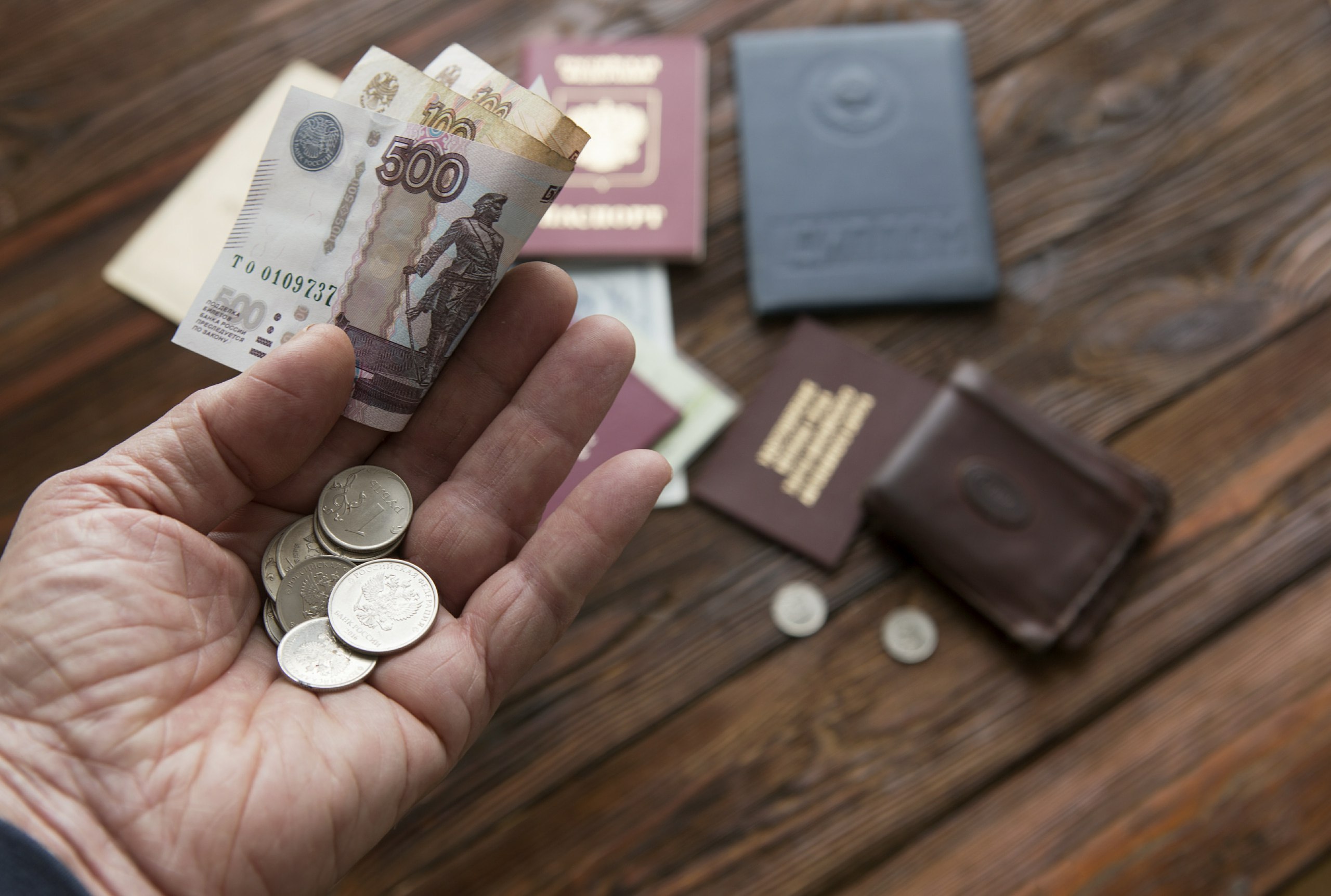 Пенсия для россиян без официального трудоустройства составит 8824 рубля заявили в Совфеде Это социальная пенсия по старости которую назначают при отсутствии трудового стажа и пенсионных баллов Выплату получают позже обычной страховой пенсии женщины с 65 лет мужчины с 70 Сумма фиксированная и ежегодно индексируется а при доходе ниже прожиточного минимума предусмотрена доплата