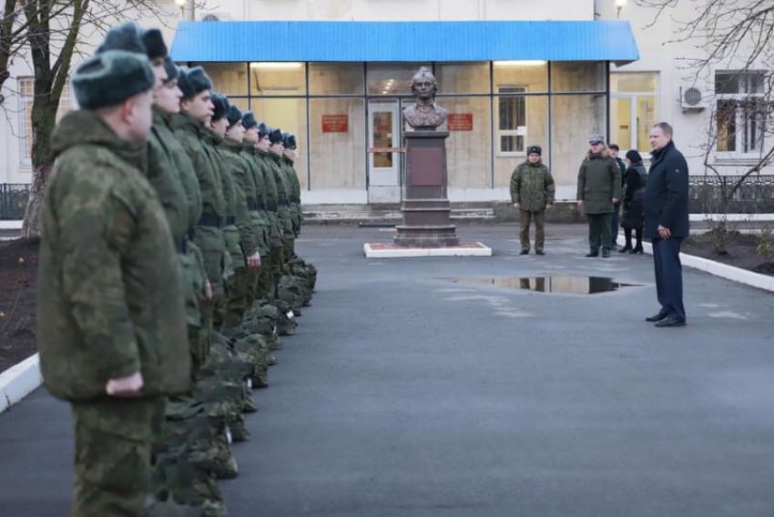 В 2025 году в весенний призыв в Ростовской области  будет проходить по новым правилам  Среди основных изменений — повышение верхней границы призывного возраста, введение электронных повесток и новые наказания для уклонистов.  В 2024 году верхняя граница призывного возраста была повышена с 27 до 30 лет. Это означает, что теперь на срочную службу могут быть призваны мужчины в возрасте от 18 до 30 лет.   Работа  Авто    Глэмпинг