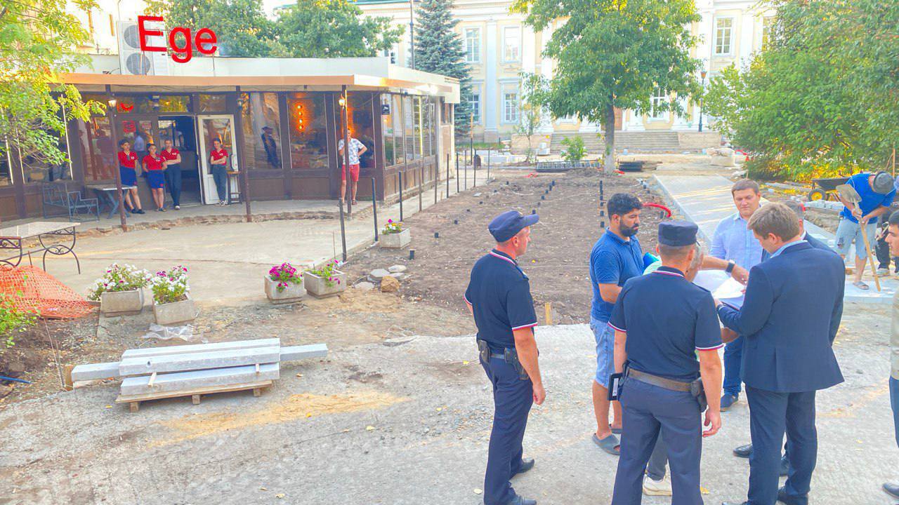 Кафе Ege в Оренбурге снова в центре скандала Заведение оштрафовали на 5 000 рублей за незаконные земляные работы По материалам суда летом 2025 года сотрудники кафе самовольно выкопали траншею и уложили трубы для подключения к центральному отоплению Разрешение на работы заведению не выдавалось Дело в итоге дошло до суда который признал организацию виновной и назначил штраф Постановление пока не вступило в законную силу Напомним ранее администрация выдала предписание на демонтаж летней веранды кафе Подписывайся на UTV Оренбуржье
