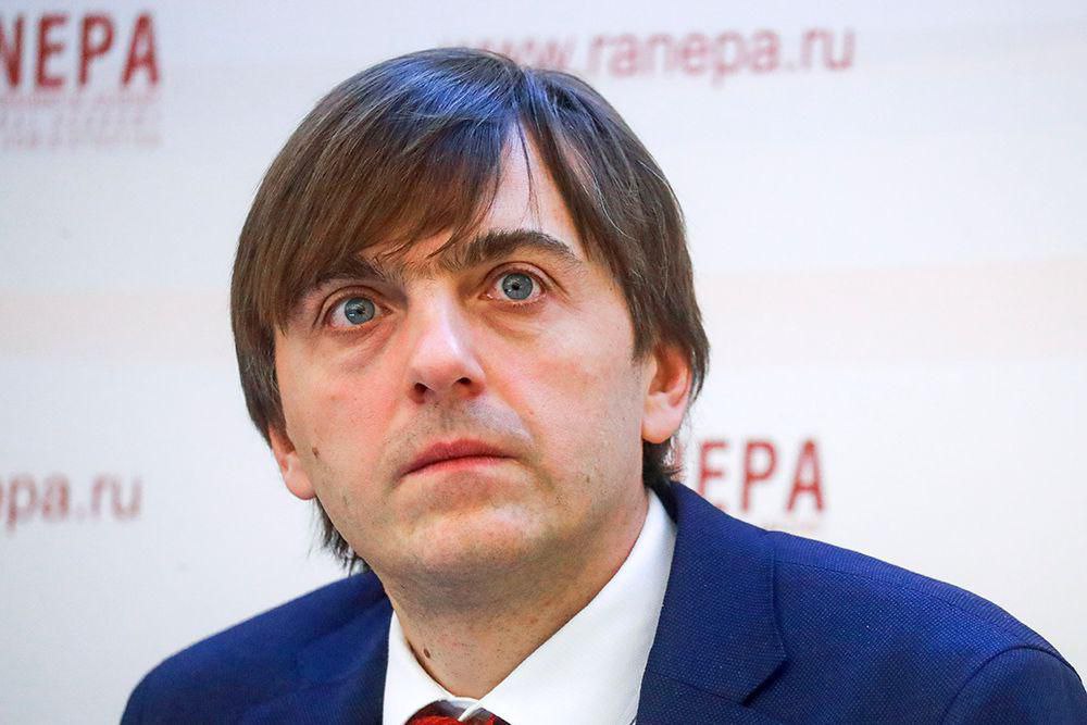 Министр просвещения РФ Сергей Кравцов сообщил что новая модель высшего образования в российских вузах не повлияет на школьную программу Не видим необходимости менять уже утверждённую единую федеральную школьную программу сказал он добавив что подобные вопросы прорабатываются совместно с Минобрнауки