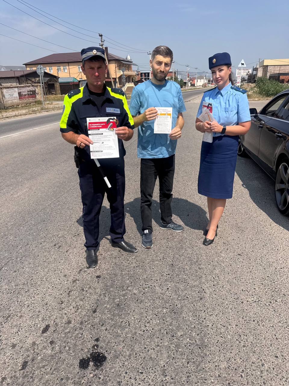 В Малокарачаевском районе в рамках профилактического мероприятия участники дорожного движения проинформированы о дистанционных мошенничествах Прокуратурой Малокарачаевского района совместно с ОГИБДД ОМВД России по Малокарачаевскому району проведено профилактическое мероприятие, направленное на информирование населения о преступлениях, связанным с использованием информационно-телекоммуникационных технологий. Участникам дорожного движения разъяснены основные механизмы совершения хищений, способы противодействия таким преступлениям, правила поведения пострадавших, порядок обращения в правоохранительные органы в случае завладения денежными средствами путем обмана. Кроме того, гражданам вручены листовки на тему: «Защита от мошенничества и финансовая безопасность».