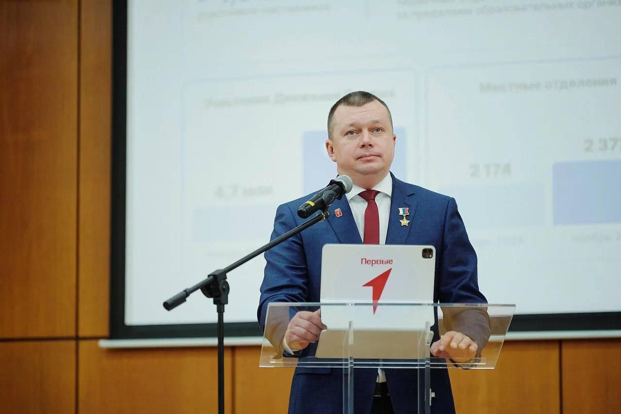 Движение Первых в России должно помогать молодым людям находить призвание выстраивать индивидуальную траекторию развития Об этом заявил Председатель правления Движения Первых Герой России Артур Орлов выступая на конференции в РАО где он представил стратегию развития Движения до 2030 года Речь по его словам идет об универсальном инструменте самореализации о создании условий для личностного развития причем на каждом этапе взросления Артур Орлов предложил развивать и международный диалог между подростками из разных стран Площадкой может стать Международная ассоциация детских организаций kalitki