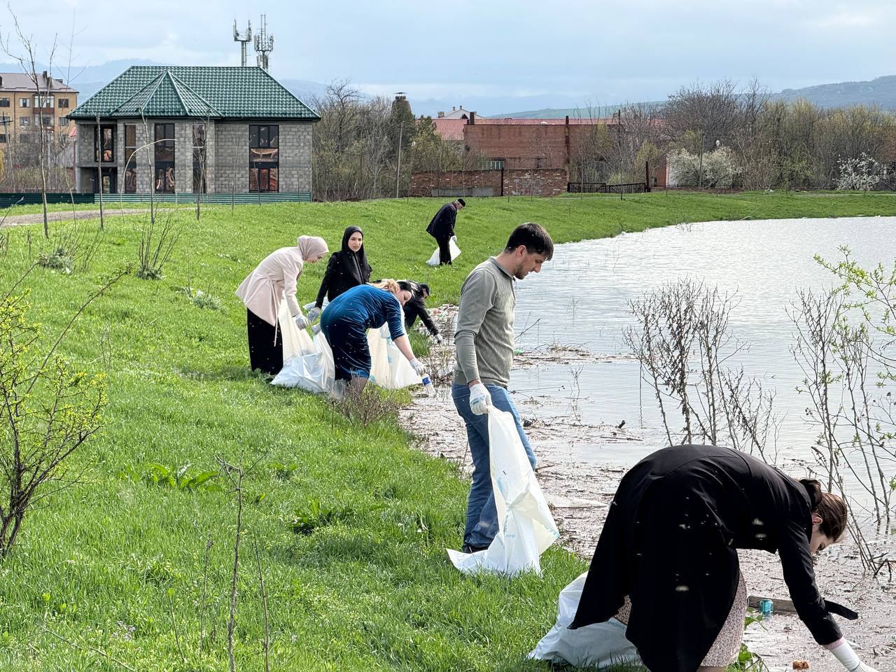 Более 150 мешков мусора собрали в Сунже в ходе субботника В городе Сунжа состоялся масштабный субботник в рамках реализации всероссийской акции «Вода России», сообщили газете «Ингушетия» в пресс-службе природоохранного ведомства республики. Мероприятие было организовано при поддержке администрации муниципального образования и собрало волонтёров, неравнодушных жителей и других граждан. Уборка проходила одновременно в нескольких локациях. Совместными усилиями было очищено порядка 1,7 км береговой линии городского пруда. Собрано и вывезено 157 мешков мусора различного рода. «Наша республика традиционно показывает высокие результаты в ходе данной экологической инициативы. Мы решили не нарушать эту добрую традицию, приведя в порядок популярные места отдыха горожан», — подчеркнули в Минприроды. Отмечается, что акция «Вода России» является частью национального проекта «Экологическое благополучие». В прошлые годы Ингушетия неоднократно занимала лидирующие позиции в рейтинге регионов-участников. ПОДПИСАТЬСЯ ПРЕДЛОЖИТЬ НОВОСТЬ
