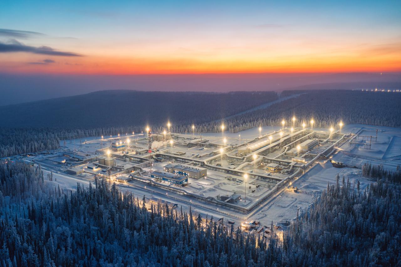 Совет директоров одобрил работу Газпрома по реализации крупнейших инвестиционных проектов Работа направлена на обеспечение надежного долгосрочного газоснабжения отечественных потребителей развитие газификации субъектов РФ четкое выполнение обязательств перед зарубежными потребителями и производство востребованной во многих отраслях российской экономики продукции газопереработки В Иркутском центре газодобычи на Ковыктинском месторождении сооружается четвертая по счету установка комплексной подготовки газа и расширяется фонд эксплуатационных скважин В Якутском центре газодобычи ведется строительство дожимных компрессорных мощностей на Чаяндинском месторождении На газопроводе Сила Сибири на участке от Чаяндинского месторождения до Благовещенска в Амурской области завершается сооружение лупингов участков трубопровода прокладываемых параллельно основной нитке На газопроводе Сахалин Хабаровск Владивосток выполняются строительные работы по двум новым компрессорным станциям Хабаровская и Дальнереченская В рамках проекта Система магистральных газопроводов Восточная система газоснабжения строительная готовность первоочередного этапа газопровода Белогорск Хабаровск достигла 61 4 Этот газопровод соединит Силу Сибири и Сахалин Хабаровск Владивосток В Ямальском центре газодобычи продолжается обустройство Харасавэйского месторождения В 2025 году начата практическая реализация проекта создания газопровода Волхов Мурманск который станет основой для газификации Мурманской области и развития газификации Карелии На Востоке России на Амурском газоперерабатывающем заводе готовится к запуску пятая технологическая линия На Северо Западе в районе Усть Луги продолжается строительство Комплекса по переработке этансодержащего газа степень готовности входящего в его состав газоперерабатывающего комплекса более 68 Газпром в MAX