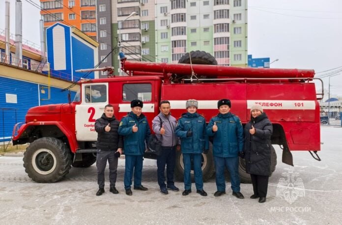 МЧС Якутии передал пожарную технику огнеборцам добровольцам МЧС России продолжает активно поддерживать добровольные пожарные дружины в Якутии передавая им специализированную технику На этот раз автоцистерна на базе автомобиля ЗИЛ была направлена в село Ерт Горного района Подробнее читайте по ссылке Фото пресс служба МЧС России по Якутии yk24 ru в MAX Telegram ВК VK Видео