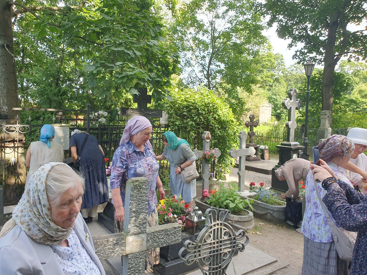 20 июля на могилке приснопоминаемого митрополита Санкт-Петербургского и Ладожского Иоанна Снычёва на Никольском кладбище Александро-Невской лавры состоялась панихида. Она была приурочена к 35-й годовщине назначения Владыки Иоанна на Петербургскую кафедру, которое состоялось в канун празднования Казанской иконы Божией Матери. Иерей Сергий Чечаничев, возглавивший богослужение, напомнил по окончании панихиды богомольцам, почитателям памяти Владыки, о подвиге митрополита Иоанна. А главный редактор РНЛ Анатолий Степанов рассказал о подготовке к открытию памятника митрополиту, которое состоится предположительно в начале сентября. Изображение памятника работы великого скульптора В.М. Клыкова прилагаем.