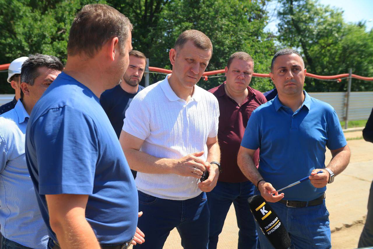 Евгений Наумов осмотрел ход строительства ФОКа со скалодромом и залом для борьбы в Краснодаре Физкультурный комплекс в краснодарском учхозе «Кубань» готов на 17%. Сейчас монтируют металлические конструкции здания комплекса и обрабатывают их огнезащитой, бетонируют стены и колонны второго этажа. На прилегающей территории обустраивают спортивное поле. Объект планируется открыть в 2026 году и передать его спортивной школе №7. — Несомненно, новый спортивный объект станет центром притяжения жителей этой части города. Мы стремимся создавать больше возможностей для занятий спортом. Не сомневаюсь, что изюминкой этого ФОКа станет скалодром, будут и залы для борьбы. Дети смогут сами выбрать, какой из видов спорта им ближе. Но это в будущем, а сейчас важно не сбавлять темпыработ, — сказал Евгений Наумов. Читайте нас: Телеграм ВК Дзен