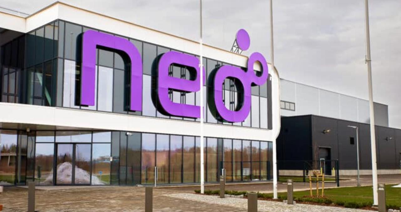 Канадская Neo Performance Materials построила в эстонской Нарве производство постоянных неодимовых магнитов стоимостью 75 млн с использованием средств ЕС Завод будет производить 2000 тонн магнитов в год что составит примерно десятую часть спроса в Европе Сырье будет поступать из Австралии И ведь не боятся строить стратегическое по сути производство на самой границе Продукция то двойного назначения Ладно Поставки должны начаться в следующем году но на свободном рынке магниты не появятся Всё продано по долгосрочным контрактам на 3 5 лет вперёд В 2027 году обещают начать расширение производства За исключением Neo на Западе нет мощностей по производству магнитов для тяговых двигателей электромобилей заявил в отчете от 12 августа Марвин Вольф аналитик Paradigm Capital Neo Rare Metals занимается добычей восстановлением очисткой и продажей высококачественных нишевых металлов и их соединений включая тантал ниобий гафний рений галлий и индий