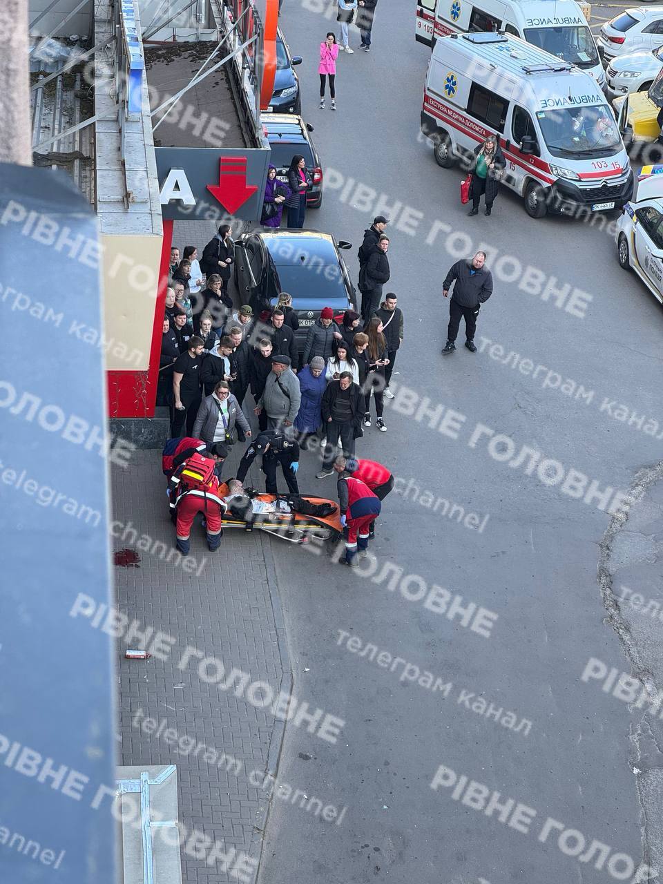 ‼  Машина взорвана у ТРЦ в центре Ровно  Предварительно, СВУ сдетонировало в автомобиле. Пострадали водитель и пассажир.