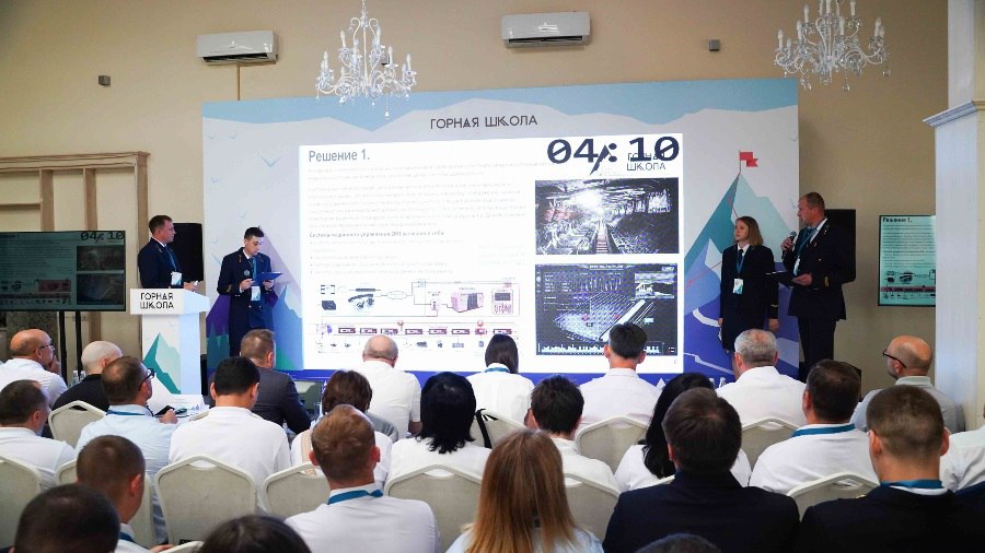 Подведены итоги форума «Горная школа-2025» В городе Бердск Новосибирской области состоялся XIII Молодежный научно-практический форум «Горная школа», объединивший более 90 молодых работников горнодобывающей отрасли из 7 регионов России. Серебреным призером форума стала команда АО «СУЭК-Кузбасс» - «Министерство горных дел». Горная школа отраслевой образовательный форум, помогающий развитию личностных и профессиональных качеств перспективных представителей молодежи горнодобывающей отрасли. В числе организаторов форума фонд «Надежная смена», НП «Молодежный форум лидеров горного дела».