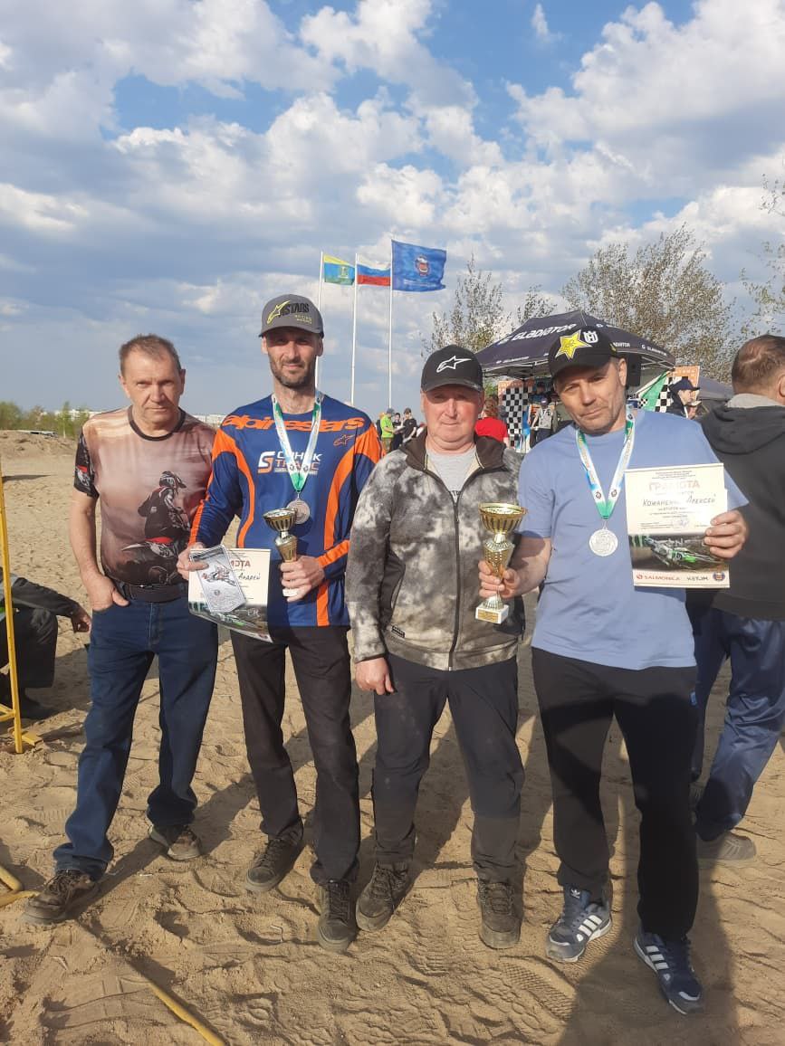 Амурчанин Алексей Кожененко - в призах чемпионата и первенства ДФО по мотокроссу! Турнир дальневосточного уровня прошёл в Комсомольске-на-Амуре. Он собрал мотогонщиков из Владивостока, Уссурийска, Находки, Камчатского края и Сахалинской области, Хабаровска, Комсомольска-на-Амуре и Амурской области. Единственным представителем от нашей области был Алексей Кожененко из Райчихинска. Он выступал в классе “Открытый 35+” В тяжёлой борьбе по итогам двух гонок амурчанин смог взойти на пьедестал почёта, завоевав серебряную награду. Министерство по физической культуре и спорту Амурской области поздравляет Алексея с отличным результатом, а также напоминает, что уже в эти выходные на мототрассе села Чигири пройдёт II-й этап открытого чемпионата и первенства Амурской области по мотокроссу. Он состоится в субботу, 24 мая в 11:00.