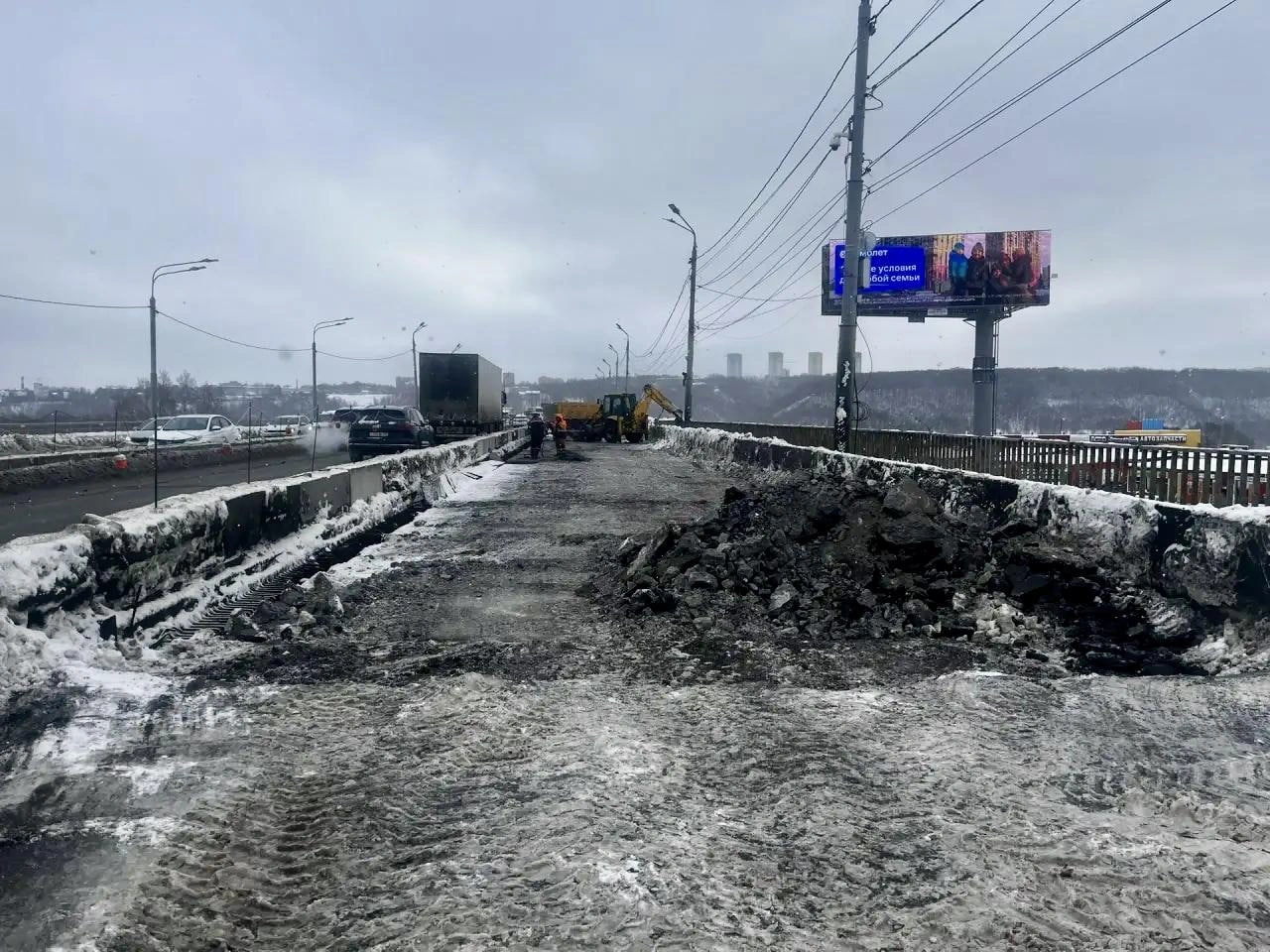 На путепроводе у Мызинского моста начался финальный этап ремонта Рабочие разбирают мостовое полотно а также бетонные и перильные ограждения После проведения этих работ строители приступят к демонтажу межбалочных швов и самих балок на первом и четвертом пролетах После того как балки заменят начнутся работы по устройству дорожного полотна ограждения и освещения отметили в ГУММиДе Завершить ремонт планируется в августе этого года Подпишись Предложи новость