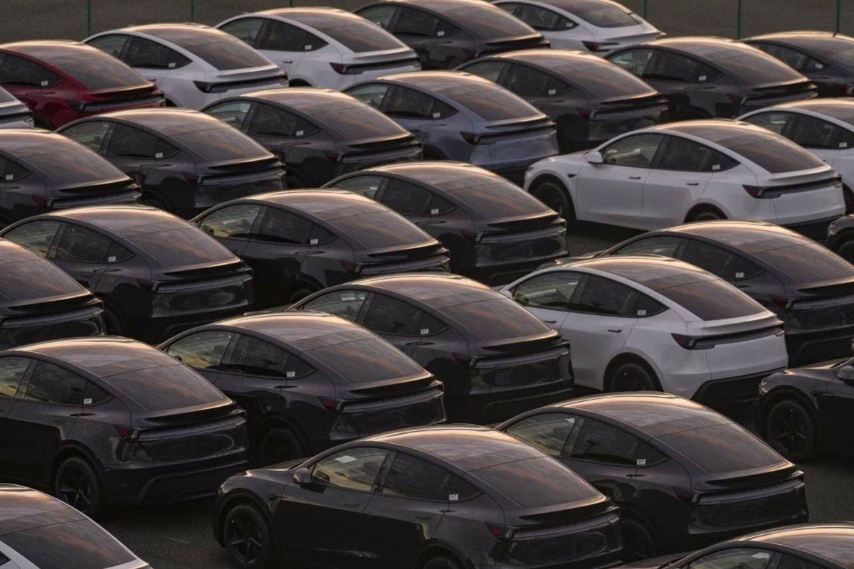Квартальные продажи Tesla выросли до рекордного уровня некоторые покупатели в США спешили купить электромобили до истечения налоговой льготы В третьем квартале 2025 года компания поставила по всему миру около 497 тысяч автомобилей но эксперты считают что ситуация для Tesla ухудшится после временного просвета vc ru transport 2251545