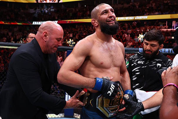 Хамзат Чимаев новый чемпион UFC в среднем весе! Чимаев побеждает Дрикуса Дю Плесси решением судей. Хамзат прерывает серию побед Дрикуса из одиннадцати боев подряд и продолжает улучшать свой рекорд без поражений. 15-0 в ММА. 9-0 в UFC. Абсолютно доминирующая победа в титульнике и пояс чемпиона!