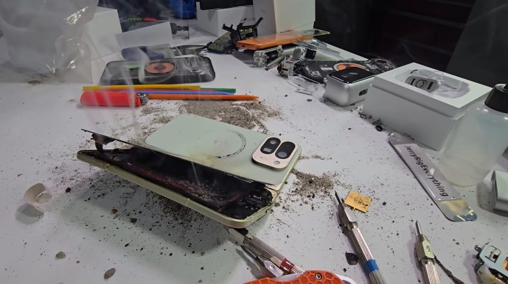 Pixel 10 Pro Fold воспламенился В тесте прочности смартфона что проводит МужикКоторыйВсеЛомает JerryRigEverything воспламенился аккумулятор складного Google Pixel 10 Pro Fold По словам автора Зака это первый случай когда в его экстремальных тестах загорается АКБ Google называет свой Fold самым прочным смартфоном из этой категории но что то пошло не так Видимо это случай теперь наделает шум хотя как вы знаете тесты JerryRigEverything такие что кажется изначально направлены на поломку устройства Хотя некоторые выживают и остаются не поврежденными Хоть я и пикселевод четных версий но после того как выяснилось что Vivo прилично обогнали пиксели по видеосъемке я решил более не покупать пиксели Стало слишком дорого фото видео далеко не лучшие из того что предлагает сегодня рынок а для меня это очень важно Но я как владелец могу сказать что в эксплуатации это хорошие смартфоны и сейчас дикая ситуация Мне так и не удалось переехать в китайскую версию Vivo X200 Pro после пиксля теперь просто выполняю на него съемку и ношу с собой Pixel 8 Pro который используется как коммуникатор и все Возможно это просто дело привычки С С