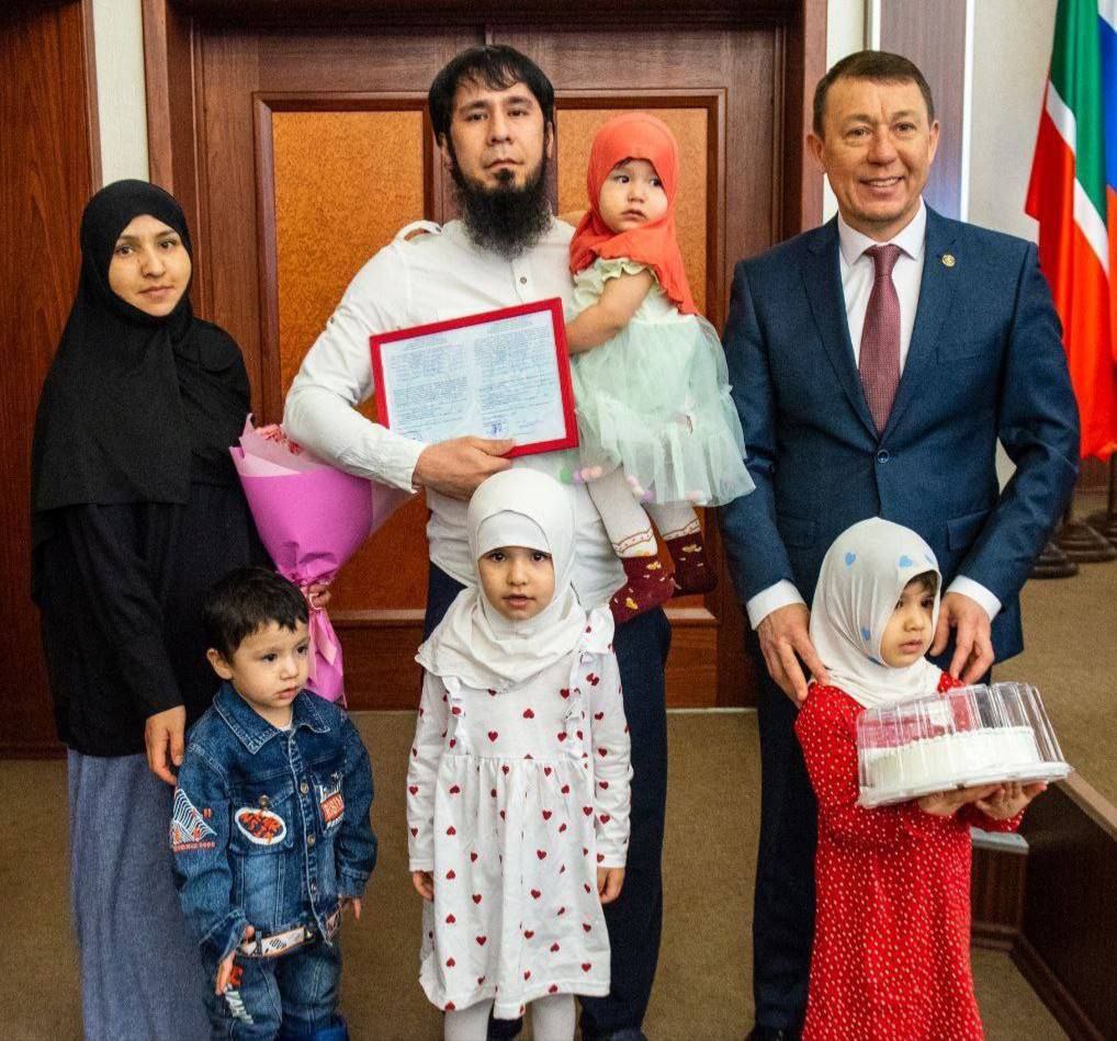 В Нижнекамске задержали Мухиддина Холзода, уроженца Таджикистана по подозрению в мошенничестве с жилищным сертификатом. Мэр, выдавший сертификат его семье, подал в отставку ещё в апреле. Девочек заматывает, как правоверный, а мошенничать ему религия разрешает.