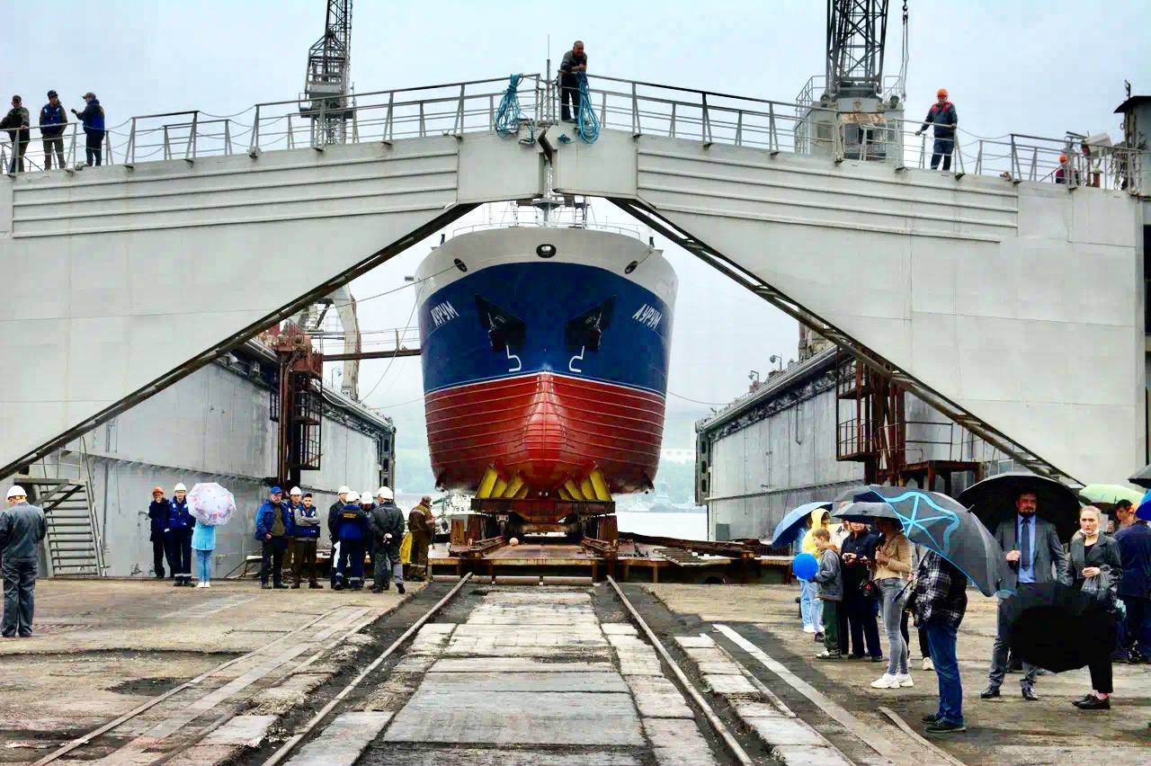"Восточная верфь" спустила на воду еще один краболов проекта 03141 – "Аурум" хорошо, что не "Аурус" . Судно строится в рамках второго этапа программы инвесквот. В проект 03141 заложена концепция универсального модульного комплекса – он может использоваться как для добычи и перевозки живого краба, так и замораживать продукцию в море и транспортировать ее на берег. Объем перевозки живого краба – до 100 тонн. Судно также можно использовать как ярусолов и креветколов, оно имеет неограниченный район плавания, а ледовый класс позволяет регулярно эксплуатировать его в мелкобитом льду толщиной до полуметра. В прошлом году по проекту 03141 построены и переданы заказчику краболовы "Пума" и "Андрей Басаргин". Параллельно на "Восточной верфи" идет строительство еще трех судов данного проекта. ™ Рыбхоз. Всё о рыбе