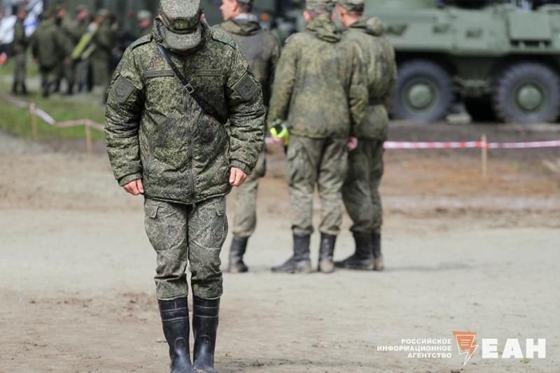 Участник СВО из Свердловской области два года не получал выплат за боевую награду Об этой истории в своем telegram-канале написал депутат Госдумы Максим Иванов. По его словам, с жалобой на проблему с выплатами к нему обратилась супруга мобилизованного. Указ о награждении военнослужащего был подписан еще в июле 2023 года, но деньги так и не начисляли из-за бюрократических проволочек. И снова после вмешательства военной прокуратуры все документы нашлись и сделали военнослужащему перерасчет.