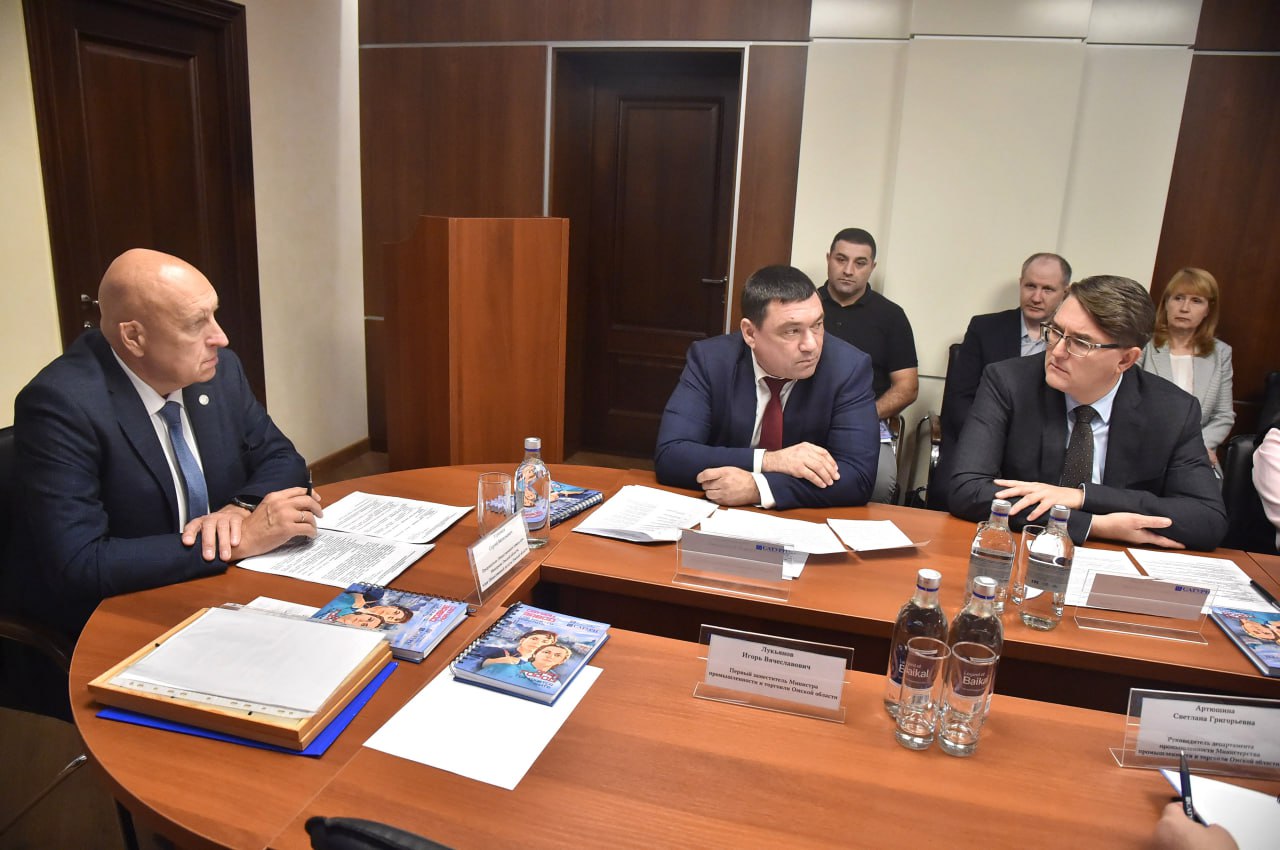 19 ноября провели расширенное заседание Общественного совета при Минпромторге Омской области на площадке стратегического предприятия ПАО Сатурн Обсуждали актуальные изменения в законодательстве в сфере оборота алкогольной и табачной продукции Особый фокус на развитии сотрудничества с восточными партнерами Спикеры из Сбербанка подробно рассказали о новых возможностях и технологиях для бизнеса на индийском направлении а также о современных инструментах международных расчетов Также рад был видеть на заседании участников региональной программы ПРОдвижение ГЕРОЕВ Сергея Божко и Аслана Велиева которые в настоящее время проходят в стажировку в нашем министерстве активно включаются в работу и знакомятся с реальными процессами на предприятиях ОПК Благодарю всех участников за конструктивный диалог ПАО Сатурн за гостеприимство а коллег из Сбербанка за ценный практический опыт Такие встречи укрепляют диалог между властью бизнесом и обществом и открывают новые перспективы для развития омской промышленности