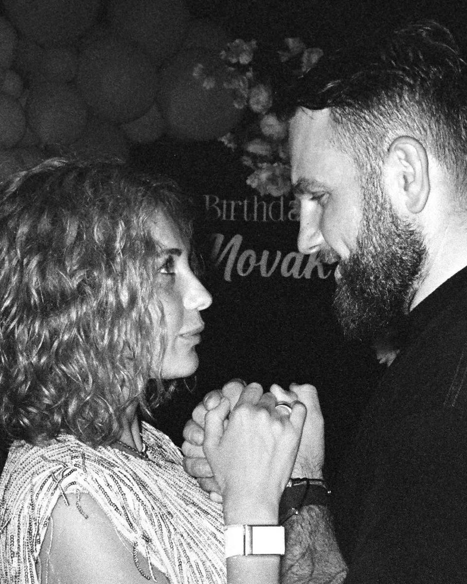 Тела Романа Новака и его супруги нашли в пустыне в ОАЭ Из похитили с целью вымогательства денег Но не найдя желаемой суммы преступники жестоко расправились с супругами Перед убийством их пытали Информация о расчленении тел не подтвердилась Останки передадут в Россию Подписаться Прислать новость