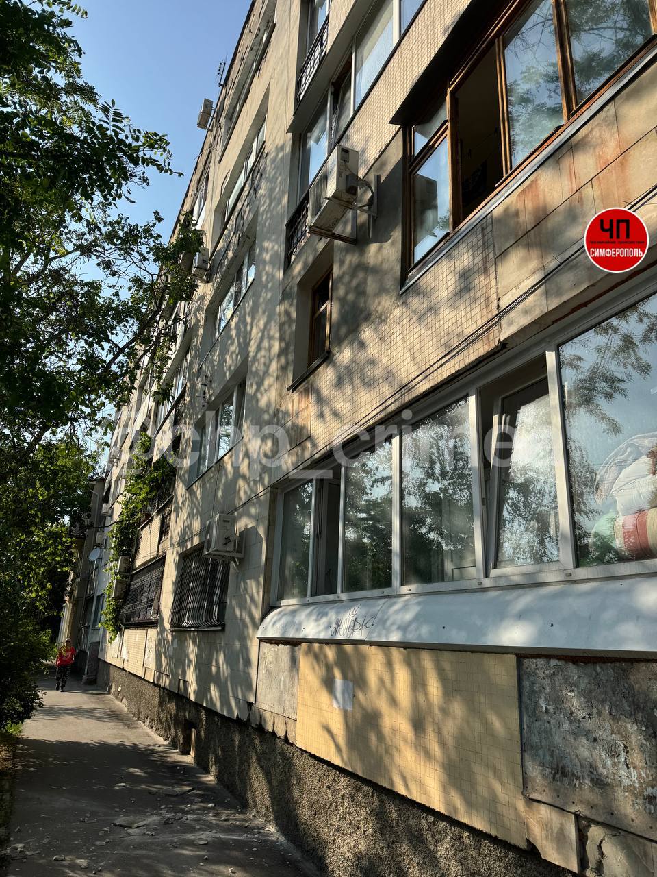 Симферопольцы пожаловались в соцсетях на обрушение фасада многоквартирного дома на улице Тургенева Прокуратура организовала проверку, сообщает пресс-служба надзорного ведомства: «В ходе организованных надзорных мероприятий будет дана оценка соблюдению требований законодательства при содержании многоквартирного дома».
