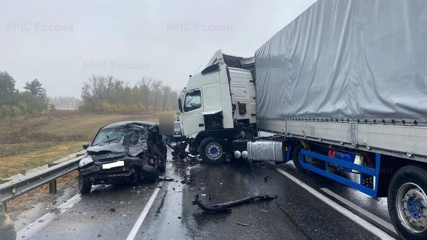 В жестком ДТП под Орлом столкнулись фура и легковушка  Авария произошла в Орловском округе на 387-м километре трассы М-2 "Крым".   По предварительной информации, пострадал один человек.    Вести-Орел. Подписаться