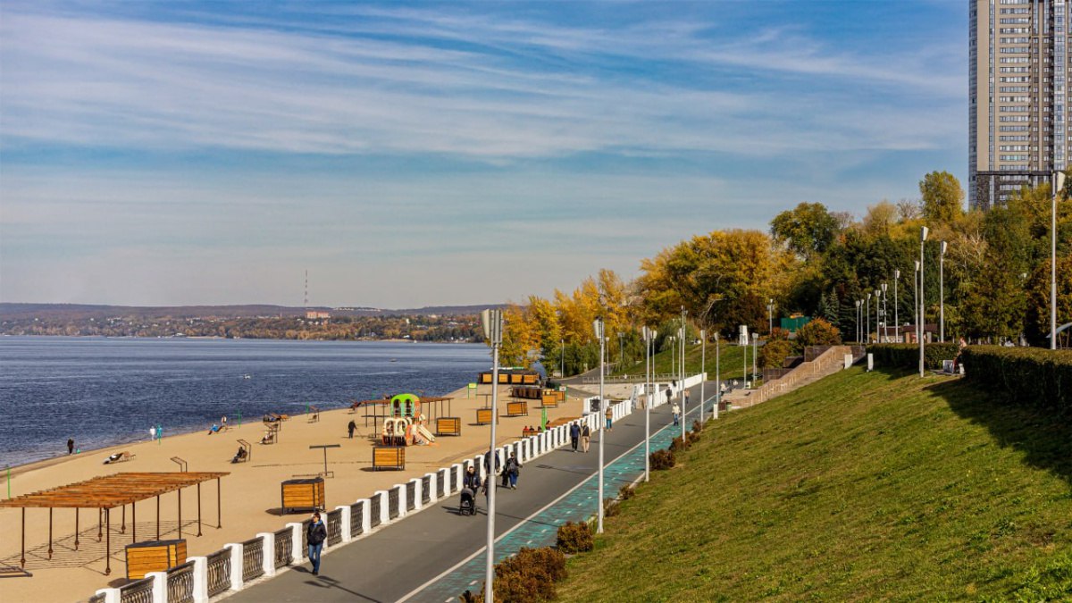 В Самарской области стартовал конкурс грантов для развития туристической отрасли Региональное министерство туризма Самарской области объявило о старте конкурса грантов для развития туристической отрасли Это инициатива направлена на улучшение инфраструктуры и создание новых туристических маршрутов с участием частных предпринимателей Финансовая поддержка позволит реализовать значимые проекты которые сделают Самарскую область более привлекательной для туристов Конкурс грантов охватывает три ключевых направления Первое создание и обустройство пляжей на водоемах Здесь особое внимание уделяется оснащению пляжей спортивными и детскими площадками что сделает отдых более комфортным и разнообразным Второе направление развитие национальных туристических маршрутов которые помогут гостям региона познакомиться с его культурным и природным наследием Третье направление совершенствование уже существующей туристической инфраструктуры включая модернизацию отелей ресторанов и других объектов необходимых для комфортного пребывания туристов Важно отметить что все проекты должны быть адаптированы для людей с ограниченными возможностями здоровья что делает их более доступными и инклюзивными Это соответствует принципам устойчивого развития и социальной ответственности Для участия в конкурсе могут подать заявки юридические лица и индивидуальные предприниматели Главное условие софинансирование проекта со стороны заявителя должно составлять не менее половины от запрашиваемой суммы гранта Максимальная сумма субсидии составляет 7 5 миллиона рублей Заявки на участие принимаются до 21 ноября Результаты конкурса будут объявлены 25 ноября а подписание соглашений с победителями планируется в декабре 2025 года Этот конкурс грантов открывает новые возможности для развития туризма в Самарской области Он позволит привлечь инвестиции в туристическую инфраструктуру создать новые рабочие места и повысить качество отдыха для жителей и гостей региона Министерство туризма надеется что конкурс станет успешным и принесет пользу Самарской области сделав её еще более привлекательной для туристов со всей России и из за рубежа Запустить новый виток развития туризма в Самарскую область обещает форум Россия спортивная держава 2025 Наш региона примет гостей со всей страны и даже из за рубежа Три дня губерния будет приковывать к себе повышенное внимание ГТРК Самара MAX lВК lОК lСАЙТ