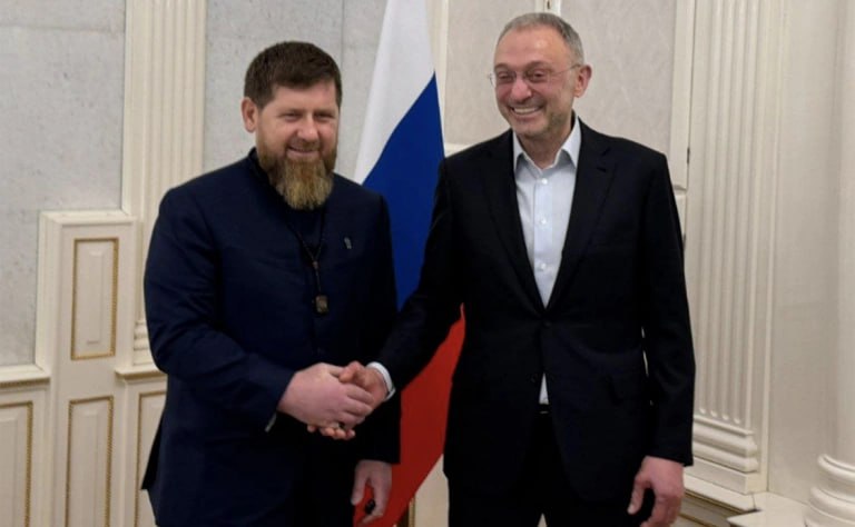 Рамзан Кадыров встретился с сенатором от Дагестана Сулейманом Керимовым в Москве Об этом глава Чечни рассказал у себя в телеграм канале прикрепив совместное фото Провел плодотворную встречу с Братом сенатором Российской Федерации Сулейманом Керимовым в Москве Считаю народ Чечни и народ Дагестана братья как и мы Пожелал успехов во всех делах и начинаниях написал он Осенью 2024 года на совещании с чеченскими силовиками Кадыров заявил о попытке заказать покушение на него упомянув Керимова а также депутатов Госдумы Бекхана Барахоева и Ризвана Курбанова Если они не докажут обратное я официально объявляю кровную месть Барахоеву Каримову Сулейману Курбанову Ризвану Есть свидетели есть люди у которых они заказывали спрашивали за сколько вы можете принять заказ сказал он тогда на чеченском языке После заявления Кадырова о попытке организовать покушение на него депутаты Курбанов и Барахоев опровергли свою причастность к подобному Глава Дагестана Сергей Меликов заявил о добрых делах Керимова и готовности народа республики поддержать сенатора если понадобится РБК в Telegram и MAX