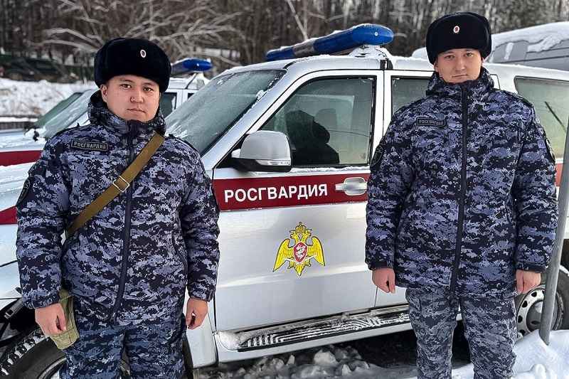 В Горно-Алтайске сотрудники вневедомственной охраны Росгвардии на охраняемом объекте задержали нарушителя общественного порядка – нетрезвый мужчина с утра пораньше буянил в охраняемом магазине.   На место прибыла группа задержания в составе сержанта полиции Данила Тулентина и младшего сержанта полиции Андрея Алматова. Нарушитель вел себя агрессивно, выражался в адрес персонала грубой нецензурной бранью, размахивал руками, спровоцировал драку с посетителем.   В результате росгвардейцы мужчину задержали и передали в отдел полиции.     Новости Алтая   Подписаться   Поддержать редакцию