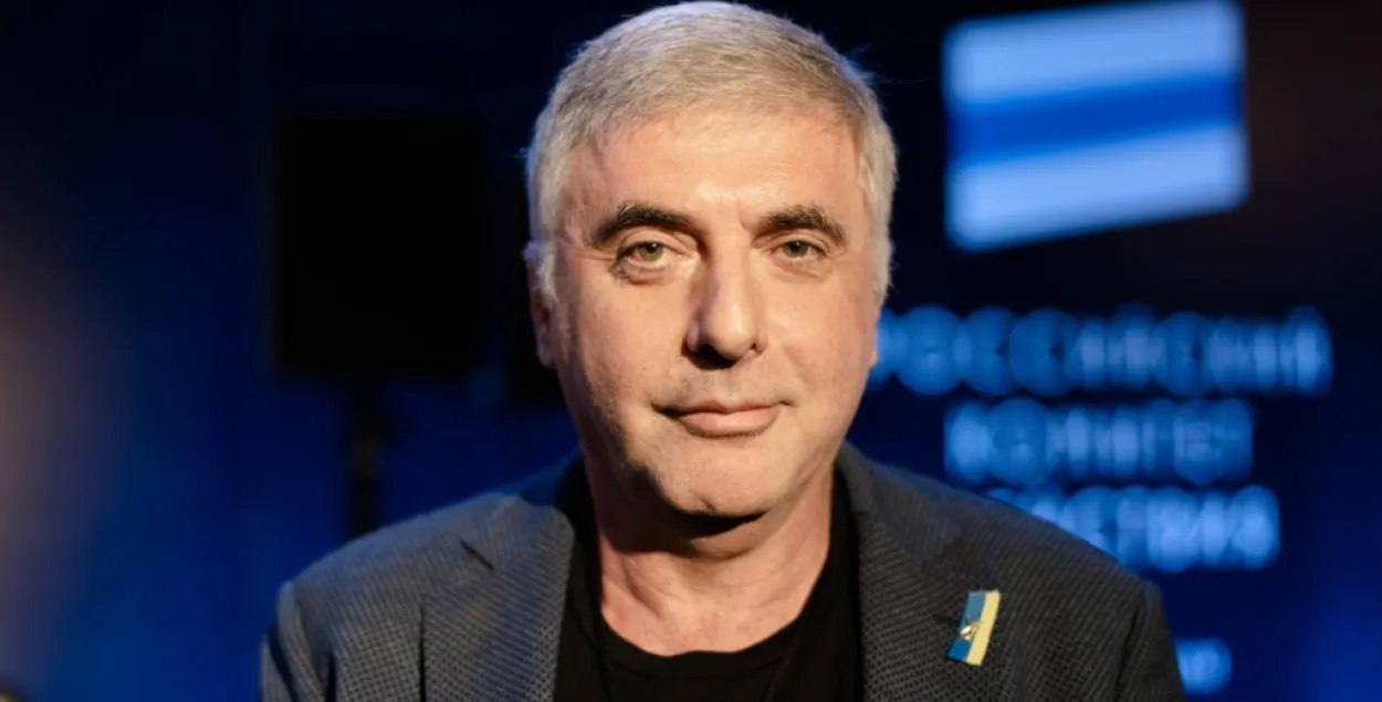 Прокуратура Польши поддержала версию о причастности Невзлина к нападениям на оппозиционеров Прокуратура и Агентство национальной безопасности Польши подтвердили данные расследования ФБК: 12 марта 2025 года на Леонида Волкова напали по заказу экс-совладельца ЮКОСа Леонида Невзлина. В прокуратуре пришли к выводу, что организатор нападений на российских оппозиционеров юрист Анатолий Блинов находился в постоянном контакте с Невзлиным во время организации нападений на Леонида Волкова в Вильнюсе, Ивана Жданова в Женеве и на жену Максима Миронова Александру Петрачкову в Аргентине. Осенью прошлого года в рамках польского расследования Михаил Ходорковский был допрошен. Миллиардер Невзлин, который якобы за всем этим стоял, на допрос не явился.