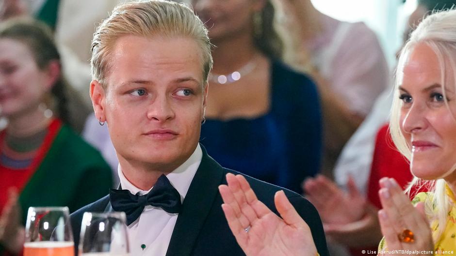 В Норвегии вновь задержали сына кронпринцессы Метте Марит Мариус Борг Хёйби задержан в связи с подозрениями в нанесении телесных повреждений угрозе ножом и нарушении судебного запрета на контакты заявила 2 февраля полиция в Осло Задержание произошло всего за несколько дней до начала судебного процесса над ним по другим обвинениям Полиция подаст ходатайство о заключении 29 летнего Хёйби под стражу ввиду риска повторных правонарушений Правоохранители не предоставили информации о предполагаемых пострадавших от этих действий Судебный процесс против Хёйби начнется в Осло 3 февраля и продлится предположительно до середины марта Сын кронпринцессы обвиняется в изнасиловании и других тяжких преступлениях В общей сложности обвинение включает 38 пунктов в том числе четыре предполагаемых изнасилования а также физическое и психологическое насилие над несколькими бывшими партнершами Хёйби грозит до 16 лет тюрьмы Это уже не первое задержание сына Метте Марит Расследование в его отношении идет с 2024 года Скандал поставил норвежскую королевскую семью в сложное положение Хёйби принадлежит к королевской семье однако не имеет титула принца и не является официальным членом королевского дома dwglavnoe