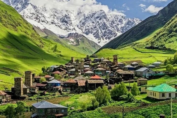 С 1 января в Грузию не пустят без страховки Грузия с 1 января 2026 г вводит обязательное наличие медстраховки для въезжающих в страну Новое правило касается всех путешественников независимо от цели поездки и срока пребывания При отсутствии полиса предусмотрен штраф 300 лари в переводе на рубли 9 тыс а в отдельных случаях еще более крупные взыскания Считается что Грузия ввела новое требование из за роста нагрузки на систему здравоохранения со стороны туристов Дело в том что экстренную помощь там оказывают всем независимо от наличия у человека денег или страховки А многие туристы выбирают отдых связанный с повышенным риском травм Требования к страховому полису предъявляются такие покрытие расходов на экстренную медпомощь при травмах и болезнях с минимальными лимитами 5 тыс на амбулаторное лечение и экстренную помощь и 30 тыс на стационарное лечение В страховку должны входить расходы на медэвакуацию и репатриацию