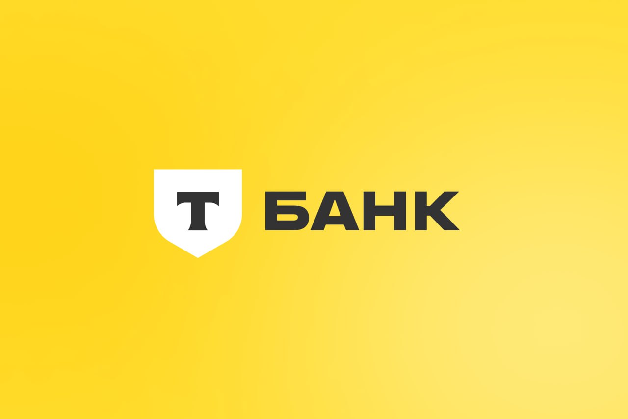 ФАС выявила нарушения в телевизионной рекламе Т-Банка По данным антимонопольной службы, ролик содержал «привлекательную для потребителей информацию о бесплатном снятии наличных с карты». При этом дополнительные условия приводились в сноске мелким шрифтом в течение короткого времени. Как отмечает ведомство, из-за этого потребители не могли получить нужные для осознанного выбора сведения об оказании финансовой услуги. «Такие действия Т-Банка могут вводить в заблуждение и содержат признаки нарушения рекламного законодательства», — говорится в заявлении ФАС. Если вина кредитной организации будет установлена, ей грозит административный штраф по закону «О рекламе». Подпишись на «Говорит Москва»