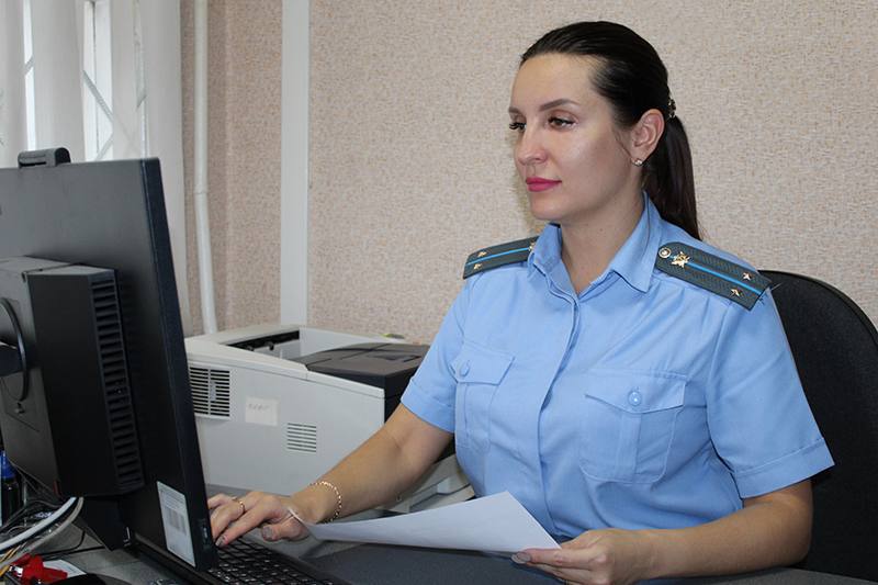 Долг погашен мир в семье Взыскание задолженности по алиментам завершилось благополучным финалом После полной оплаты состоялось примирение родителей  В Кировском РОСП города Екатеринбурга было возбуждено исполнительное производство о взыскании алиментов с отца на содержание несовершеннолетней дочери  Мужчина зная о возложенной судом обязанности на протяжении нескольких месяцев не выплачивал алименты Вследствие чего должник был привлечен по ч 1 ст 5 35 1 КоАП РФ к наказанию в виде обязательных работ сроком 20 часов Данная мера не повлияла на мужчину Являясь лицом трудоспособным он не трудоустраивался в Центр занятости населения на учет не вставал добровольную материальную помощь на содержание ребенка не оказывал Будучи привлеченный к административной ответственности должник продолжил уклоняться от выплат Накопил задолженность более 105 тысяч рублей  В отношении должника было возбуждено уголовное дело по ч 1 ст 157 УК РФ Эта мера оказалась более действенной Отец в полном объеме выплатил задолженность по алиментам Взыскатель она же мать несовершеннолетнего ребенка в свою очередь обратилась с ходатайством о прекращении уголовного дела и преследования в связи с примирением сторон Напомним что ч 1 ст 157 УК РФ устанавливает наказание за неоднократную неуплату средств на содержание детей В виде наказания применяются исправительные работы на срок до одного года принудительные работы на срок до одного года арест на срок до трех месяцев или лишение свободы на срок до одного года С целью избегать наказания ГУФССП России по Свердловской области рекомендует своевременно перечислять алименты взыскателю и оперативно реагировать на уведомления судебных приставов