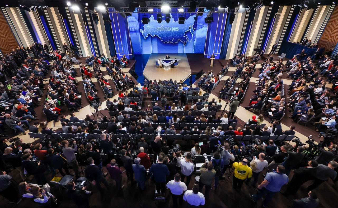 Путин подчеркнул важность кадров для регионов Правительство Чукотки развернуло комплексную программу по привлечению специалистов Сегодня 19 декабря Президент России проводит прямую линию и итоговую пресс конференцию Итоги года с Владимиром Путиным В ходе мероприятия Глава государства ответил на вопросы касающиеся различных аспектов жизни страны В том числе Владимир Путин отметил важность обеспечения регионов квалифицированными молодыми специалистами Говоря о том как удержать в стране молодых специалистов Президент пояснил Здесь у нас система выстроена Самое главное надо создавать лабораторную базу Для увлеченного ученого это важнее чем что либо другое Но что либо другое тоже важно это уровень заработной платы обеспеченность жильем условия в которых человек живет Все это постепенно будем делать Правительство Чукотского АО ведёт планомерную работу по привлечению и закреплению кадров охватывающую ключевые сферы жизни региона в здравоохранении в 2025 году достигнут положительный баланс по врачам удалось привлечь более 50 новых специалистов включая детского хирурга в Анадырь рентгенолога в п Угольные Копи и офтальмолога в п Эгвекинот в образовании реализуется программа Земский учитель благодаря которой в 2025 году в школы округа привлечено 14 педагогов Также с 2025 года в округе действует программа Земский работник культуры В текущем году по ней привлечено 2 специалиста каждый из которых получил по 2 млн рублей На 2026 год запланировано привлечение уже 7 человек по этой программе Для работников учреждений культуры предусмотрены и дополнительные меры поддержки включая гранты лучшим учреждениям и их работникам в спортивной сфере в рамках федеральной программы Земский тренер в 2025 году привлечены тренеры по борьбе в п Провидения и по хоккею в г Билибино До конца года планируется принять ещё 3 специалиста в спортивные школы г Певек п Эгвекинот и Анадырского муниципального района Для привлечения молодых кадров в традиционные отрасли такие как оленеводство и морской зверобойный промысел по поручению Губернатора уровень заработной платы увеличен до более 120 тысяч рублей Также осуществляется поэтапное материально техническое оснащение отраслей а в образовательных учреждениях организованы факультативы по профессиональной ориентации для детей   Комплексные меры поддержки включают региональную программу повышения мобильности трудовых ресурсов которая в 2024 2025 годах помогла привлечь в округ 54 работника С января 2025 года участникам программы предоставляется финансовая поддержка на первоначальный взнос по Дальневосточной и арктической ипотеке в размере до 20 от кредита но не более 1 5 млн рублей   В 2025 году проведена индексация стимулирующих выплат для работников межотраслевой системе оплаты труда в сфере образования здравоохранения культуры и социальной защиты населения с 1 января на 15 а с 1 октября проиндексированы оклады для работников бюджетной сферы на 7 6 повышает доходы и привлекательность работы в регионе На 2026 год также запланирована индексация Также инструментом привлечения и закрепления населения служит программа Дальневосточный гектар На 23 ноября 2025 года положительно рассмотрено 1347 заявок Правительство Чукотского АО применяет комплексный подход сочетая целевые федеральные программы значительные финансовые меры поддержки развитие инфраструктуры и специальные региональные инициативы Эта работа будет продолжена и в 2026 году Чукотка официально Подписывайтесь на нас в MAX