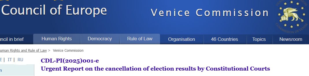 Венецианская комиссия не поддержала решение отменить выборы в Румынии.  Об этом говорится в отчете комиссии.  Отчет Венецианской комиссии был подготовлен по запросу генерального секретаря ПАСЕ. Он попросил юристов определить условия, при которых Конституционный суд в принципе имеет право аннулировать результаты выборов.  Члены комиссии заявили, что отмена выборов в возможна только в исключительных случаях и должна быть прозрачной, с весомыми доказательствами нарушений, а также проводиться высшим избирательным органом страны.    Вердикт комиссии поддержала экс-кандидат в президенты Румынии Елена Ласкони, занявшая второе место в отмененном первом туре выборов.   «Венецианская комиссия ясно объявила, для тех, кто хочет услышать и понять – способ, которым КС отменил президентские выборы в Румынии, был абьюзивным. Это должна была решить ЦИК, а не девять судей Конституционного суда», – сказала Ласкони.  Сайт "Страна"   X/Twitter   Прислать новость/фото/видео   Реклама на канале   Помощь