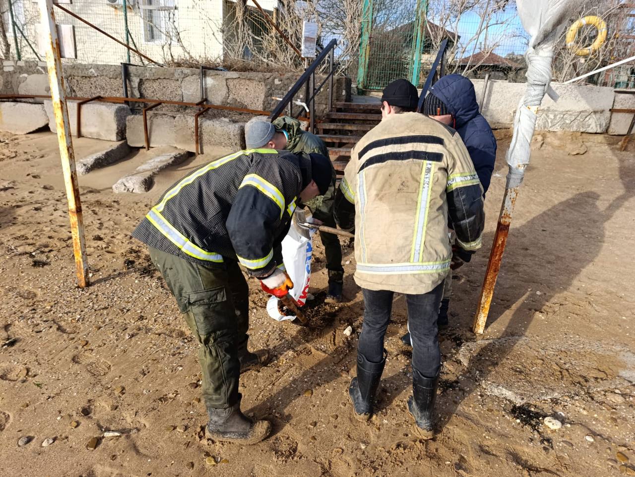 На побережье Керчи не обнаружили повторных масштабных выбросов мазута  При этом незначительные загрязнения оперативно собирают и вывозят в Щелкино для утилизации, сообщил глава администрации Керчи Олег Каторгин.  Фото: Telegram-канал Олега Каторгина  Крым 24