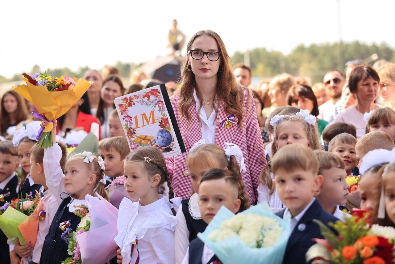 В Подмосковье продолжат привлекать талантливых молодых, а также опытных учителей  Работу по привлечению педагогов в школы обсуждали сегодня на совещании областного правительства и глав муниципалитетов.  «Наша задача — продолжать привлекать талантливых молодых, а также опытных учителей, которые крайне необходимы, особенно по ряду предметов, таких как математика, физика, химия, биология, русский язык и литература, — сказал Андрей Воробьёв. — В каждой новой школе, которая откроется 1 сентября, должен быть подобран директор, который начнет формировать команду. Важно обеспечить взаимодействие как с Центром развития карьеры, так и, безусловно, с управлением образования на местах».  Всего в Московской области более 53,4 тыс. учителей. В прошлом году в образовательные учреждения привлекли 2,3 тыс. педагогов. Серьезную помощь в работе оказывает сайт «Работа в школе»  — благодаря ему удается закрывать около 35% вакансий.  С 1 января 2025 в Подмосковье проиндексировали заработную плату всем педагогам. Кроме того, в регионе действует ряд мер поддержки. Среди них: компенсация аренды жилья, пособие молодым специалистам, программа «Социальная ипотека».  В некоторых муниципалитетах области действуют дополнительные меры. Например, предоставление служебного жилья и единовременных выплат в виде грантов новым специалистам.