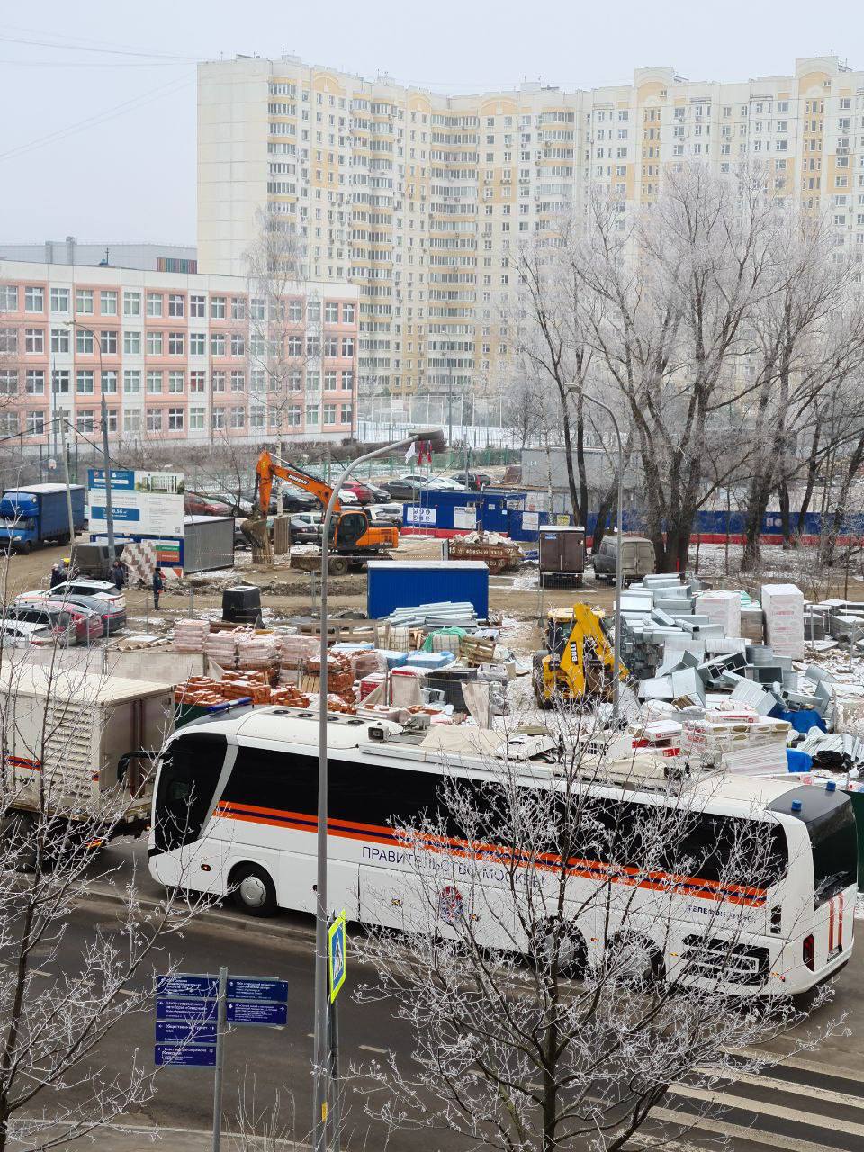 Москвичка застряла в лифте из-за отключения электричества на Северной линии и уже более полутора часов ожидает помощи. Женщине стало плохо.  Предварительно, силовой кабель был поврежден во время строительства на 9-й Северной линии. Детский сад, школа и около 30 жилых домов остались без электричества.   Отключение затронуло жителей с 1-й по 9-ю Северную линию, а также Дмитровское шоссе и СНТ "Северянин".  На месте проводятся аварийные работы.