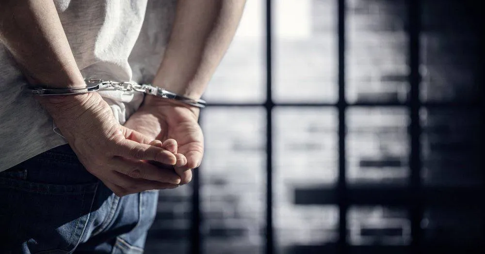 Житель Краснодара получил 18 лет колонии за ролик с призывами подорвать Кремль Южный окружной военный суд приговорил жителя Краснодара Алексея Зубарева к 18 годам колонии строгого режима Его обвинили в государственной измене публичных призывах к экстремизму и терроризму По данным суда в феврале 2023 года Зубарев вступил в переписку с лицом действовавшим в интересах Главного управления разведки Министерства обороны Украины ГУР МОУ Он согласился сотрудничать с украинской разведкой в деятельности против безопасности России В рамках сотрудничества Зубарев принял участие во всероссийском конкурсе Кибердром где специалисты по радиоэлектронной борьбе читали лекции о применении робототехники беспилотных воздушных судов и средств противодействия им в ходе СВО Лекции были доступны только участникам мероприятия в закрытом Telegram канале Зубарев скопировал видеозаписи с этими лекциями которые содержали сведения военного характера и отправил их сотруднику украинской разведки Кроме того 7 мая 2023 года подсудимый опубликовал в открытом доступе видеоролик с призывом к подрыву Московского Кремля 24 июня и 15 сентября 2023 года он оставил комментарии содержащие призывы к насилию в отношении лиц русской национальности Плохо грузит Telegram Читай и смотри в MAX