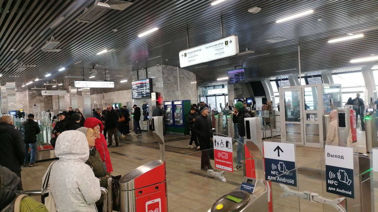 На МЦД-1 и Савеловском направлении МЖД случился сбой. Движение поездов затруднено из-за непогоды и падения деревьев. Для обеспечения перевозок будут курсировать компенсационные автобусы — МЖД. Также на сбой в движении жалуются и пассажиры МЦД-2, они пишут, что на станции «Нахабино» встали все поезда. Если вы сейчас находитесь на D1 или D2 и наблюдаете сбой, то сообщите нам: Фото: Нахабино, Инфоканал / Telegram Прислать новость