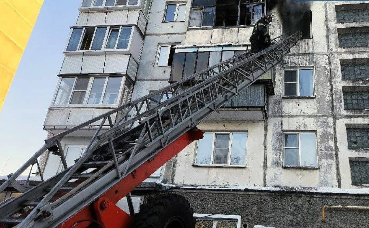 Эвакуировали людей из за крупного пожара Загорелась квартира в доме по улице Богдана Хмельницкого Площадь возгорания составила 40 квадратов Из задымлённого подъезда сами вышли на улицу 25 человек в том числе ребёнок Ещё пятерых пришлось вызволять спасателям На седьмом этаже нашли мужчинуу без сознания он отравился продуктами горения Предварительная причина пожара неосторожное обращение с огнём