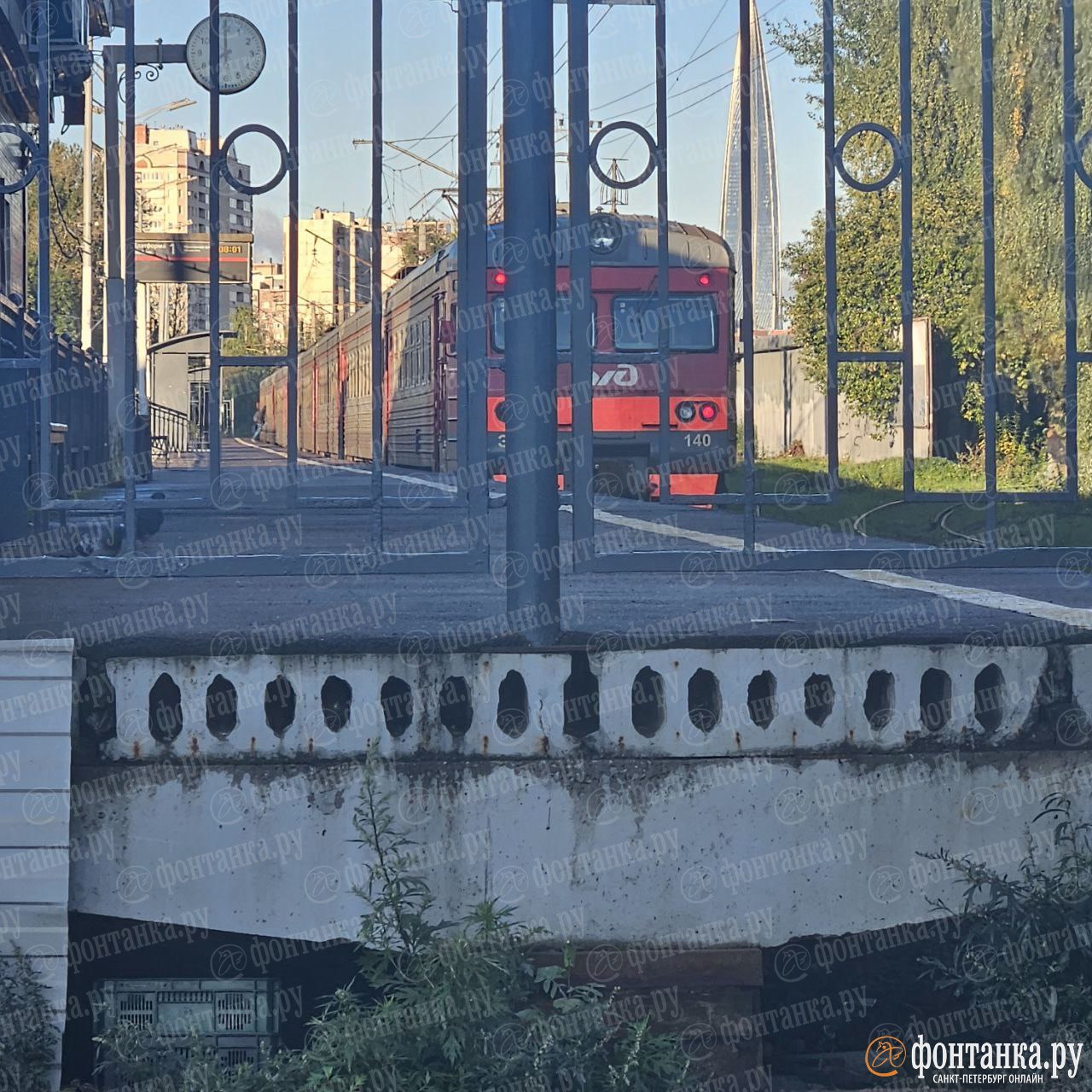 11 электричек задерживаются ещё две отменены на участке Новая Деревня Лахта Лисий Нос по техническим причинам рассказали в Северо Западной пригородной пассажирской компании Составы отправляются и прибывают с опозданием до 30 минут С 6 45 электрички между Сестрорецком и Петербургом стоят в обоих направлениях сообщают наши читатели Также они отметили что нет электричества UPD В 06 55 на участке Новая Деревня Лахта Лисий Нос Октябрьской железной дороги по техническим причинам произошла задержка движения пригородных поездов Время задержки составляет более 1 часа рассказали в ОЖД fontankaspb
