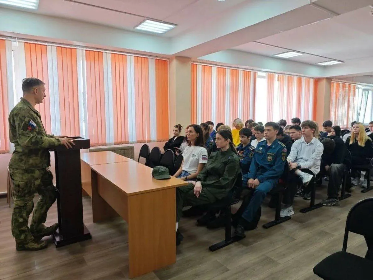 Урок мужества из первых рук прошел на Камчатке В петропавловской школе 28 прошёл урок мужества Для старшеклассников его провели педагог психолог Тамара Нифонтова и ветеран спецоперации инструктор центра Воин Станислав Маун Такие встречи здесь уже стали традицией и для ребят и для самих участников Уроки мужества мы проводим уже второй год Практически все инструкторы центра ветераны боевых действий с реальным опытом Мы хотим донести до подростков что такое настоящий патриотизм и в чём смысл этого слова рассказал Станислав Маун Старшеклассникам рассказали что мужество и неравнодушие это не громкие слова а основа жизненных ценностей Именно эта сила духа помогала нашему народу выстаивать в самые тяжёлые времена Своим примером это подтвердила и ученица этой же школы Альбина Музыченко лауреат всероссийской инициативы Горячее сердце Она спасла человека а действовать грамотно в экстренной ситуации ей помогли знания из центра Воин Помимо базовых навыков есть важное состояние психологической готовности прийти на помощь И мы стараемся это заложить в ребятах на занятиях У нас уже есть курсанты которые получили награды за спасение людей отметил Станислав Маун Такие уроки позволяют школьникам через живой пример понять свою роль в обществе и сформировать активную гражданскую позицию А для ветеранов это ещё и способ быстрее адаптироваться к мирной жизни